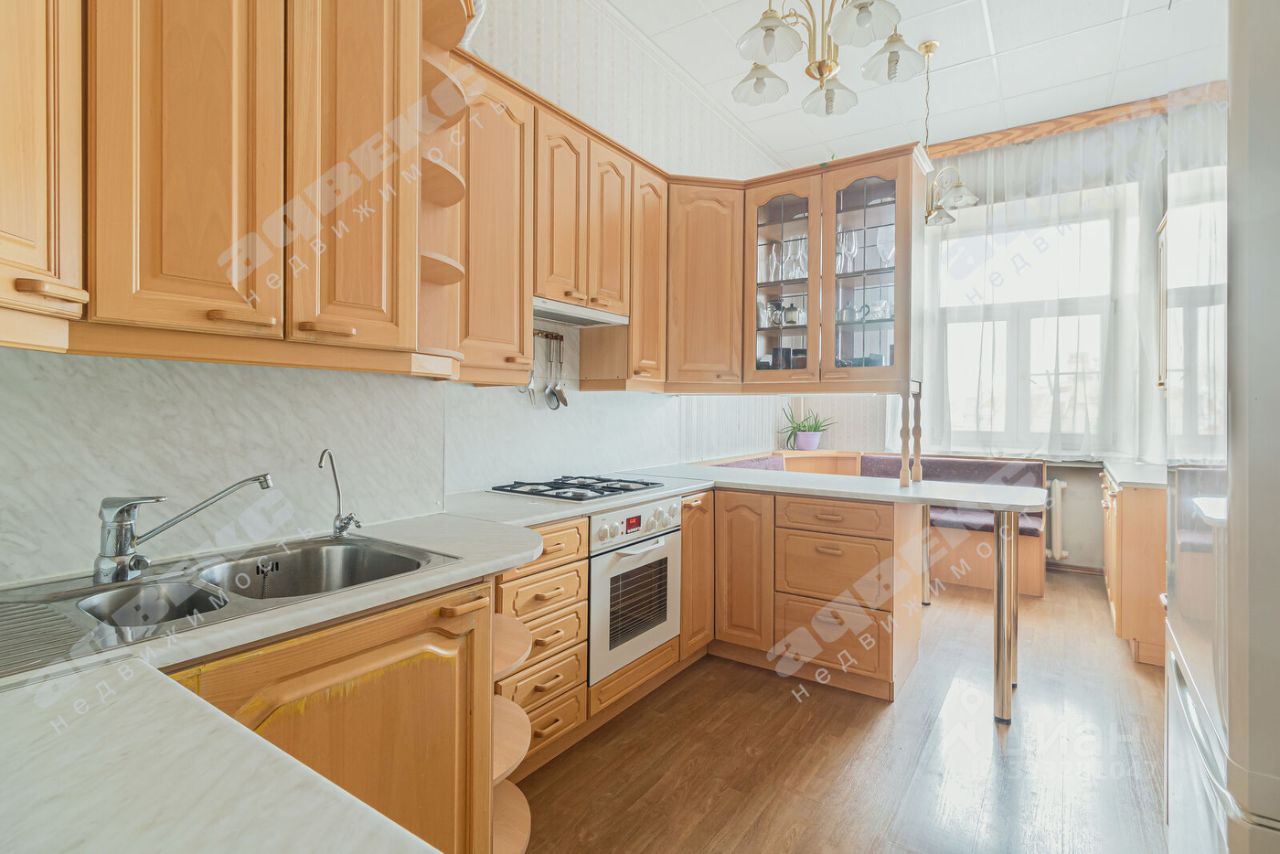 Продажа 4-комн квартиры на вторичном рынке улица Правды, 22