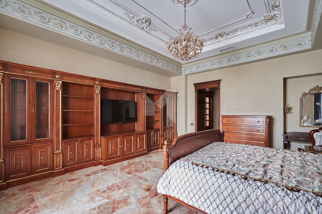 Продажа 3-комн квартиры на вторичном рынке Милютинский переулок, 3