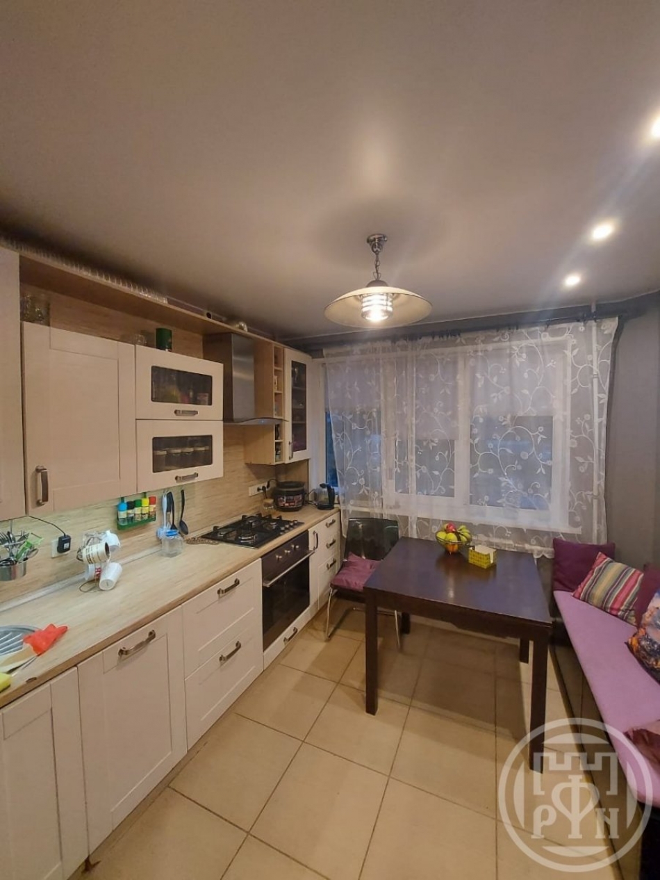 Продажа 2-комн квартиры на вторичном рынке Ломоносов г., Швейцарская ул. ,  д. 6