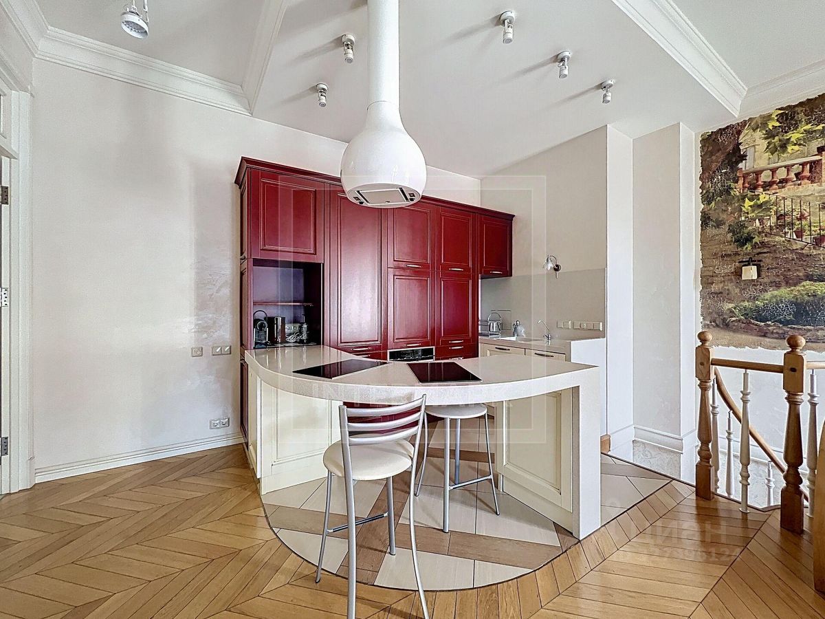 Аренда 4-комн квартиры на вторичном рынке Варсонофьевский переулок, 6