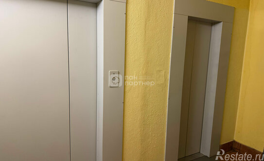 Продажа 3-комн квартиры на вторичном рынке Маршала Захарова ул,  д. 30,  к. 1