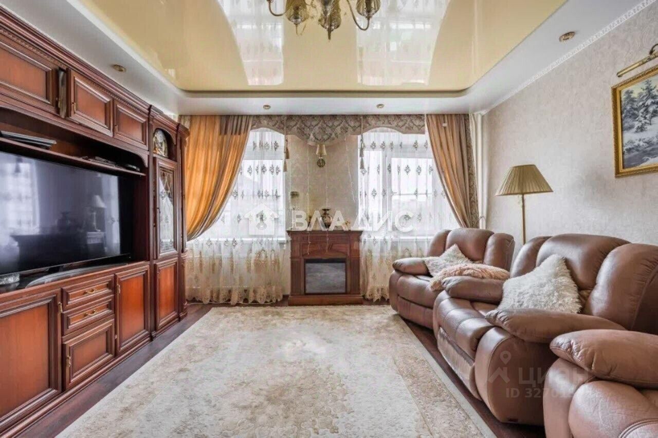 Продажа 3-комн квартиры на вторичном рынке Учительская улица, 18к3