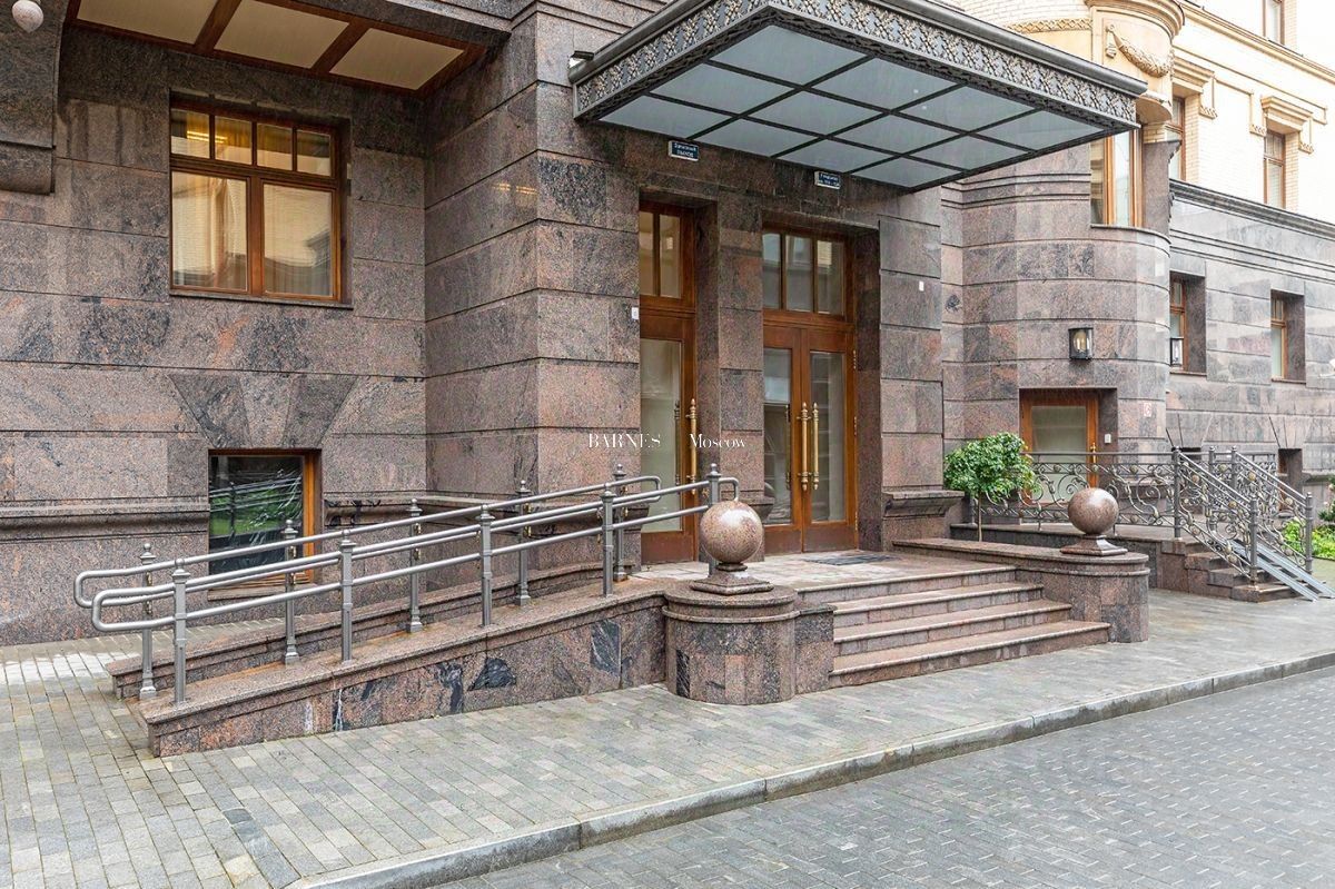 Продажа 4-комн квартиры на вторичном рынке переулок Хилков, 1