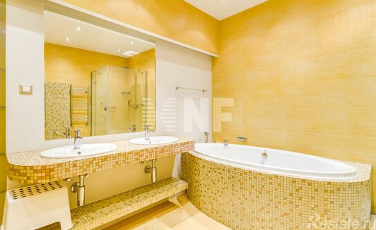 Продажа 5-комн квартиры на вторичном рынке улица Климашкина,  д. 17