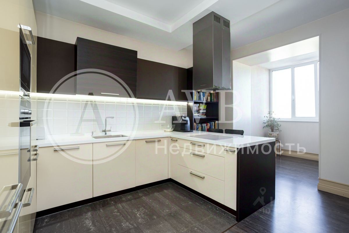 Продажа 3-комн квартиры на вторичном рынке Бухарестская улица, 118к2