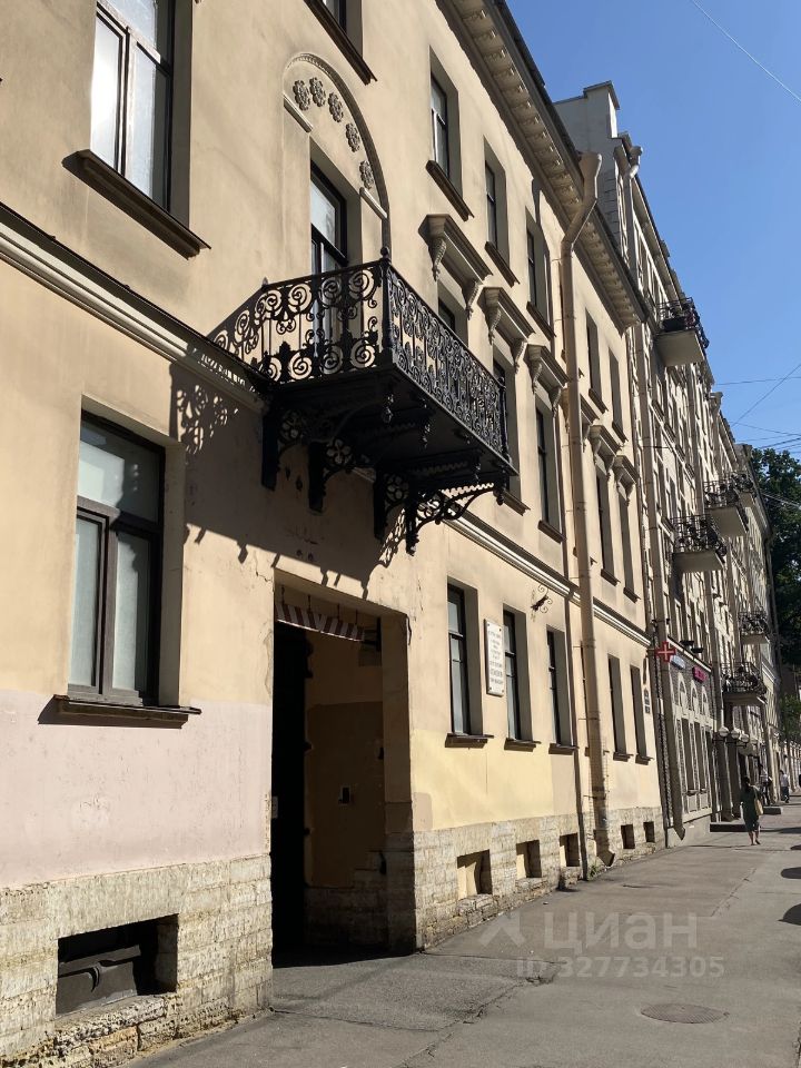 Продажа 2-комн квартиры на вторичном рынке 8-я Васильевского острова линия, 39