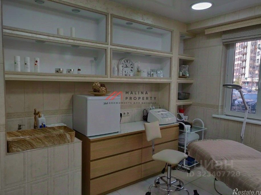 Продажа торгового помещения улица Корнея Чуковского,  д. 3