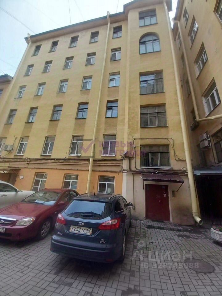 Продажа 3-комн квартиры на вторичном рынке 8-я Васильевского острова линия, 45/34