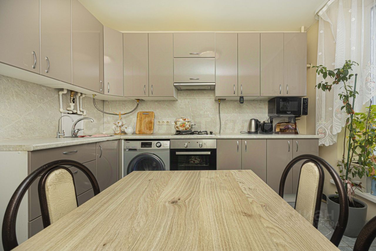 Продажа 2-комн квартиры на вторичном рынке улица Генерала Донскова, 10