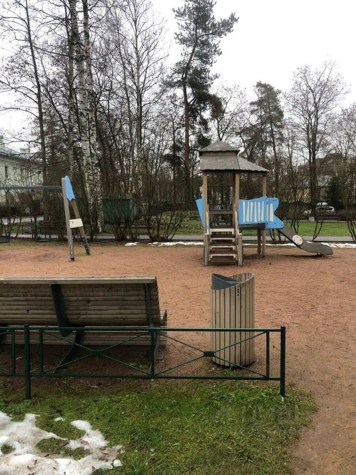 Продажа 3-комн квартиры на вторичном рынке пос. Песочный, Ленинградская улица, 69
