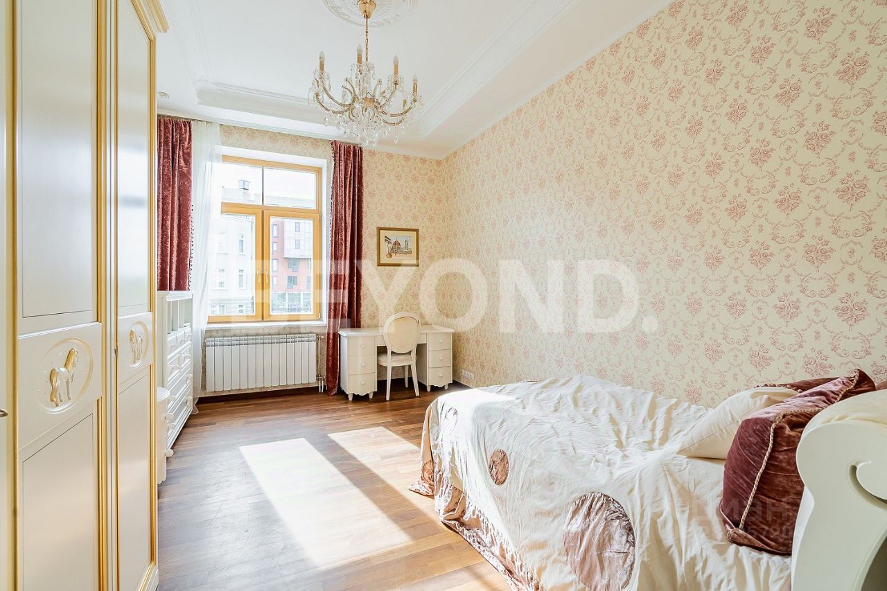 Продажа 6-комн квартиры на вторичном рынке Морской проспект, 24