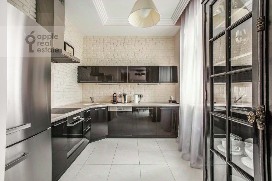 Продажа 3-комн квартиры на вторичном рынке улица Дмитрия Ульянова, 31