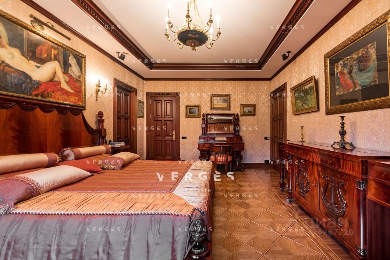 Продажа 4-комн квартиры на вторичном рынке Неопалимовский 1-й пер,  д. 8