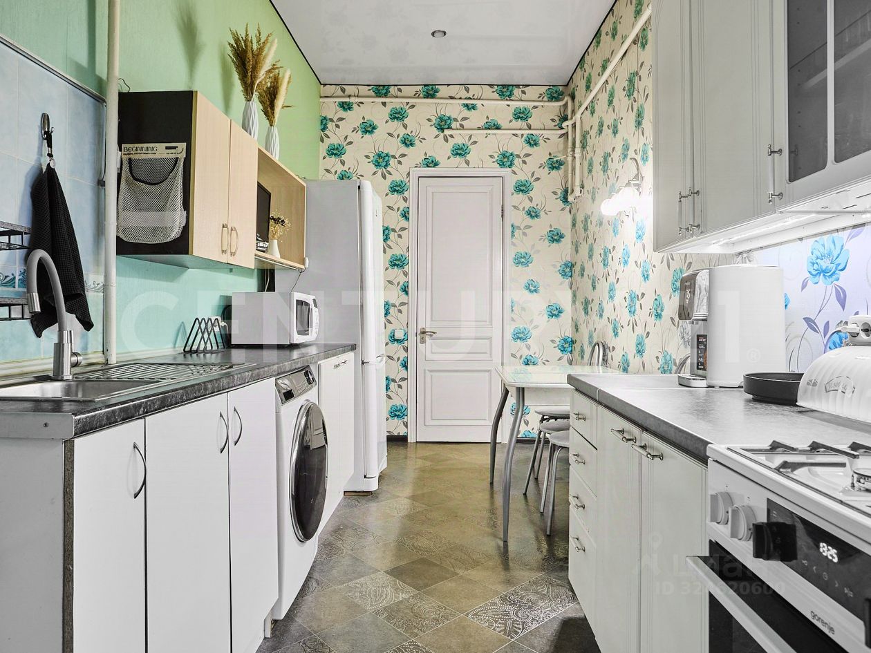 Продажа 3-комн квартиры на вторичном рынке 10-я Васильевского острова линия, 43