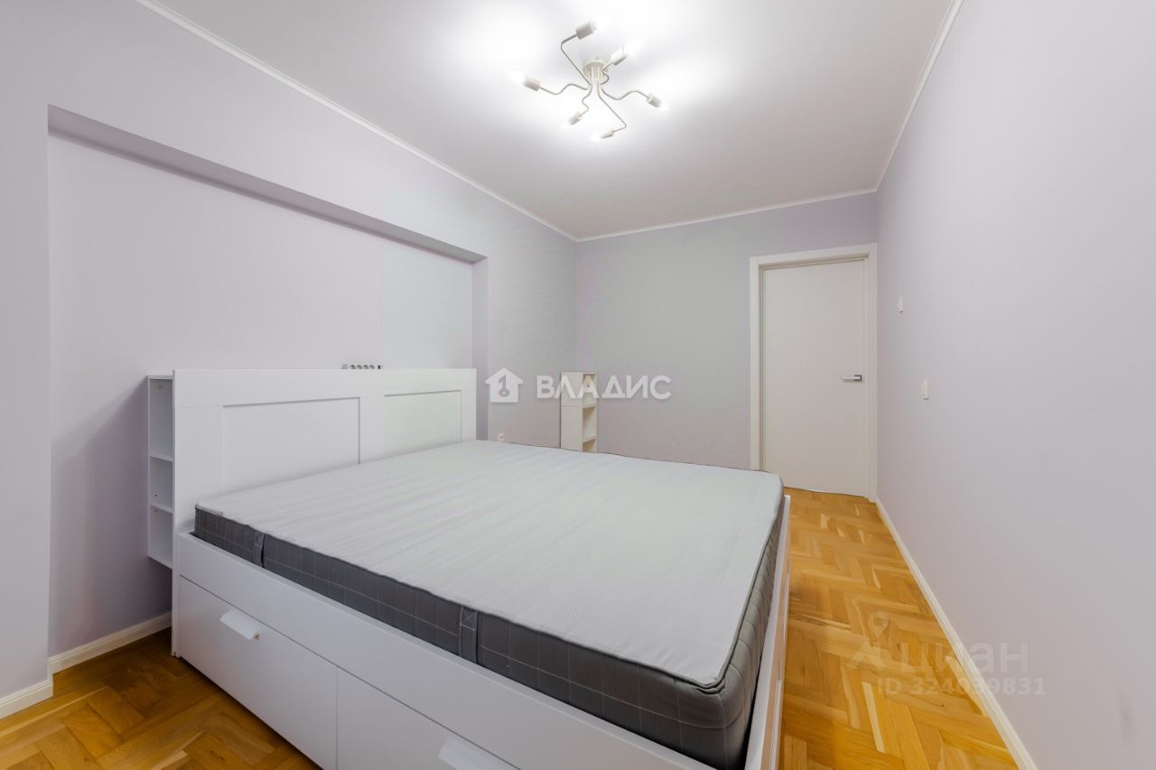 Продажа 3-комн квартиры на вторичном рынке Школьная улица, 104к2