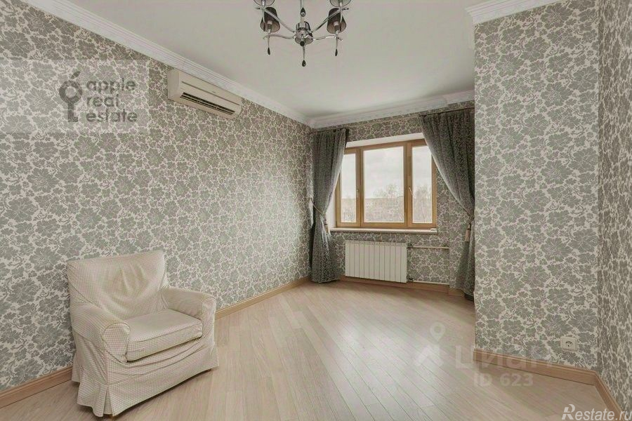 Продажа 4-комн квартиры на вторичном рынке улица Бажова,  д. 8