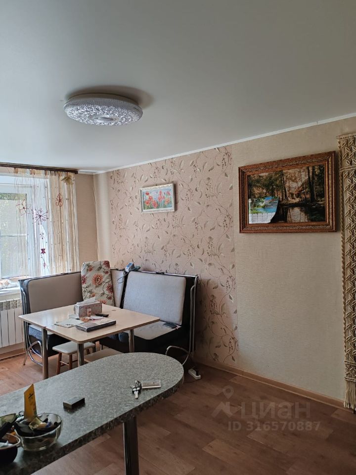 Продажа 4-комн квартиры на вторичном рынке пос. Оболенск, улица Строителей, 1