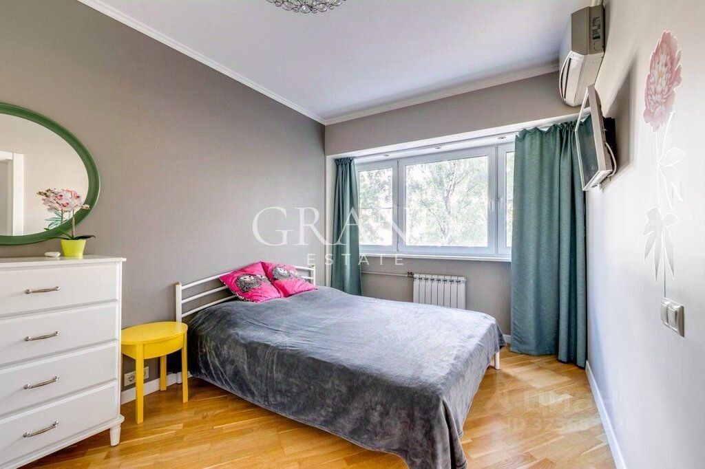 Продажа 2-комн квартиры на вторичном рынке Озерковская набережная, 2/1