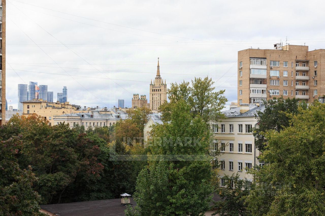Продажа 3-комн квартиры на вторичном рынке Малая Бронная улица, 4
