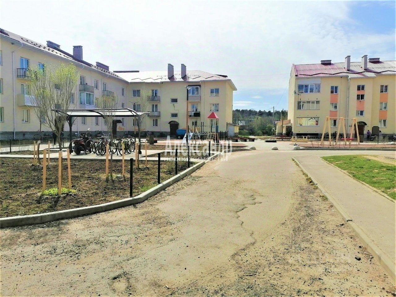 Продажа 2-комн квартиры на вторичном рынке пос. Запорожское, улица Советская, 28