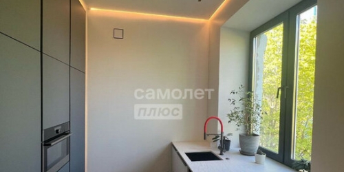 3-комн квартира улица Алексея Свиридова,  д. 1