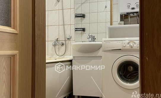 Продажа 3-комн квартиры на вторичном рынке Лахтинская улица,  д. 25Б