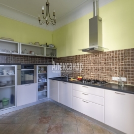 Продажа 5-комн квартиры на вторичном рынке Почтамтская ул. ,  д. 13