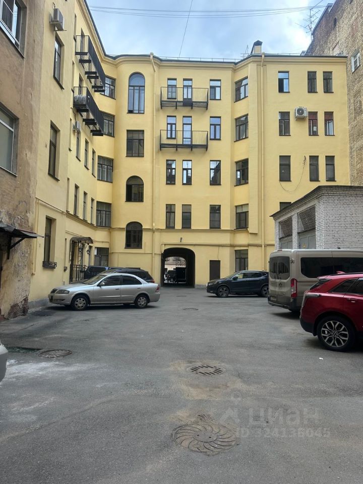 Продажа 2-комн квартиры на вторичном рынке переулок Басков, 35