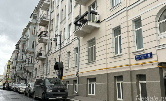 Продажа 5-комн квартиры на вторичном рынке Пожарский пер,  д. 8