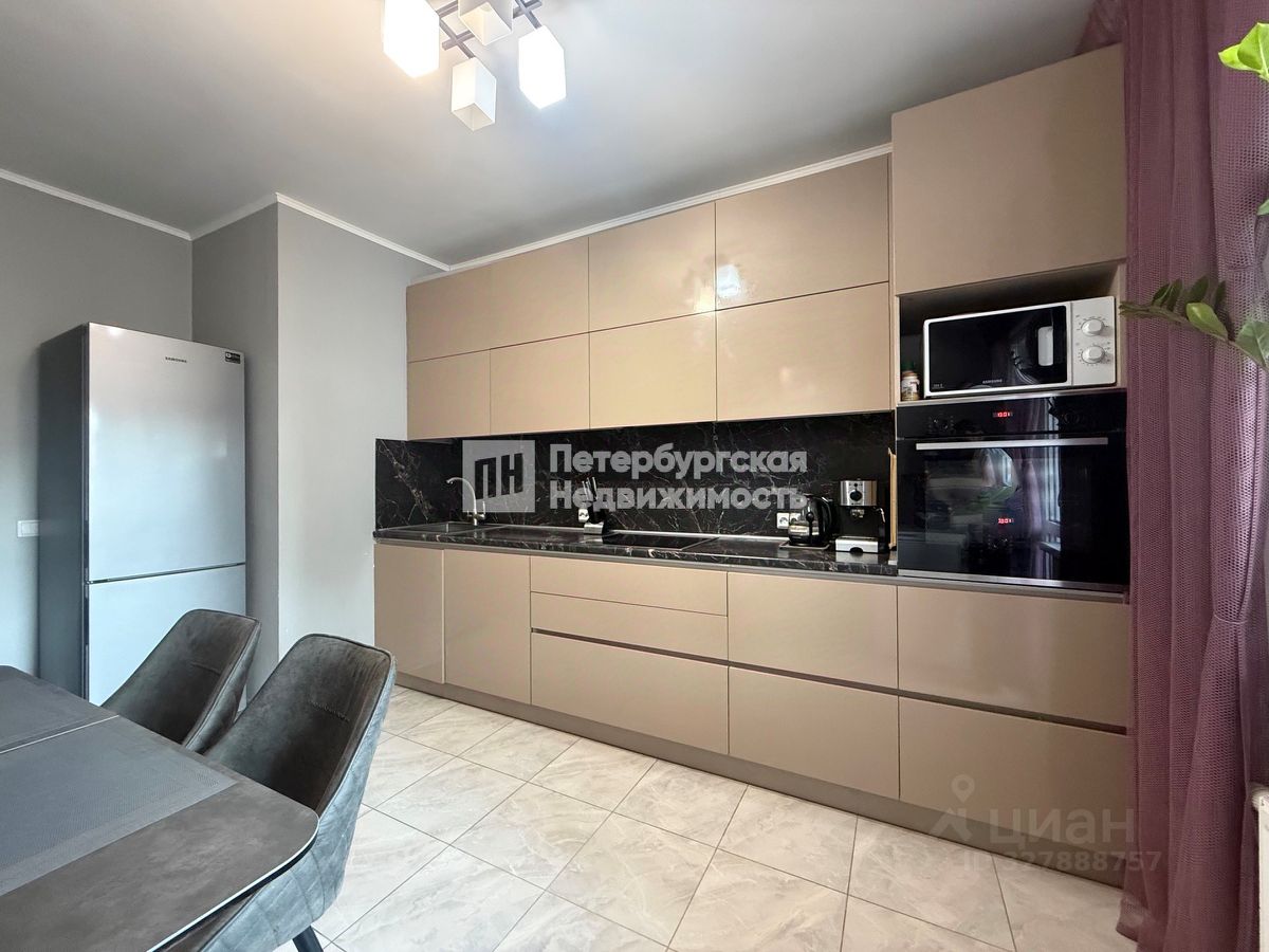Продажа 2-комн квартиры на вторичном рынке Комендантский проспект, 69