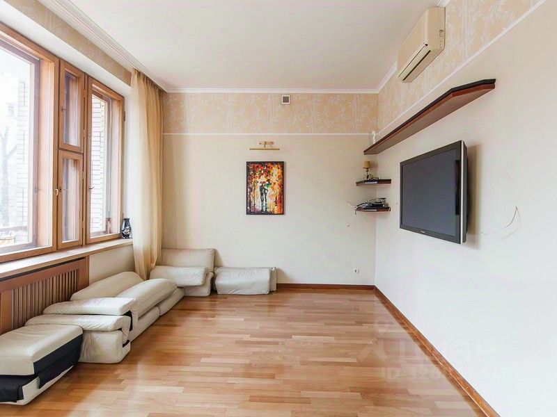 Продажа 2-комн квартиры на вторичном рынке улица Спиридоновка, 19