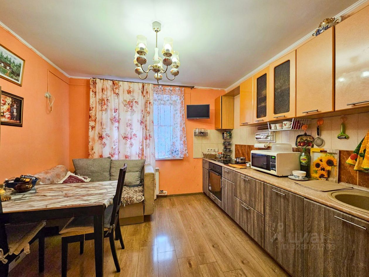 Продажа 3-комн квартиры на вторичном рынке Нахабино пгт, улица Чкалова, 7