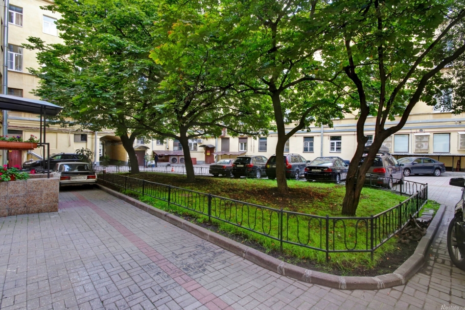 Продажа 3-комн квартиры на вторичном рынке Графский пер,  д. 9