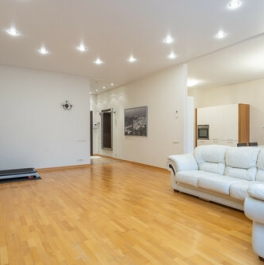 Продажа 4-комн квартиры на вторичном рынке улица Шумкина