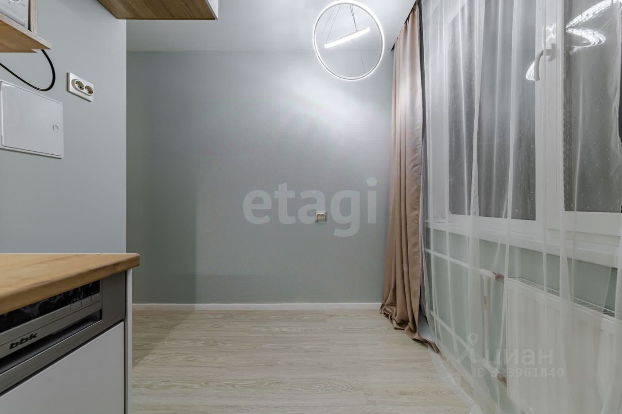 Продажа 2-комн квартиры на вторичном рынке проспект Науки, 73К2