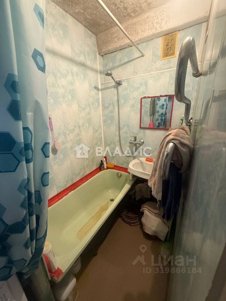 Продажа 4-комн квартиры на вторичном рынке Горелово тер., улица Коммунаров, 124