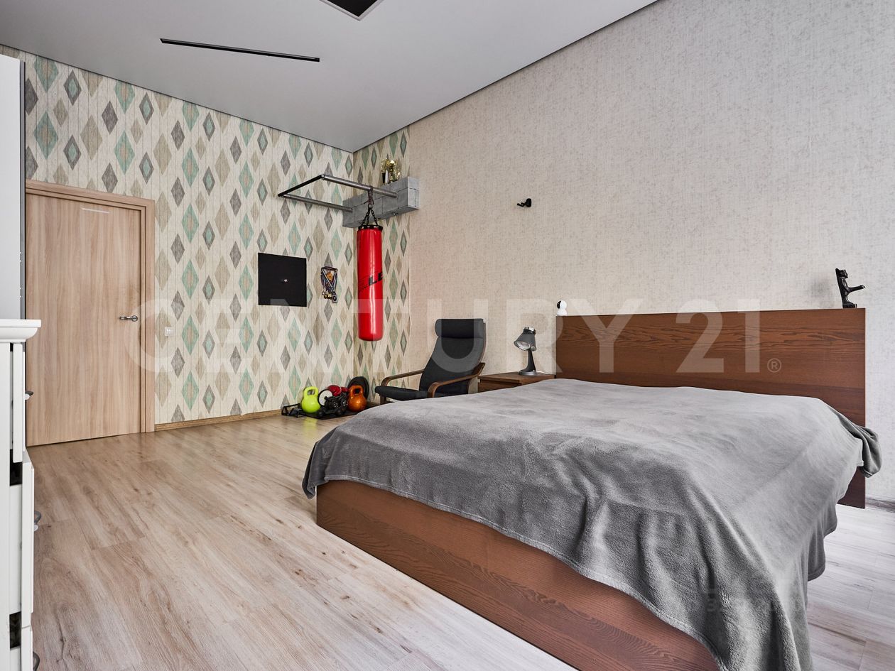 Продажа 3-комн квартиры на вторичном рынке 10-я Васильевского острова линия, 43