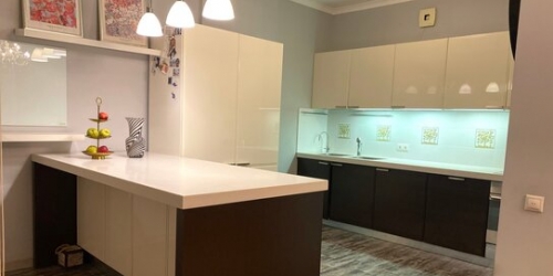 3-комн квартира улица Алексея Свиридова,  д. 1