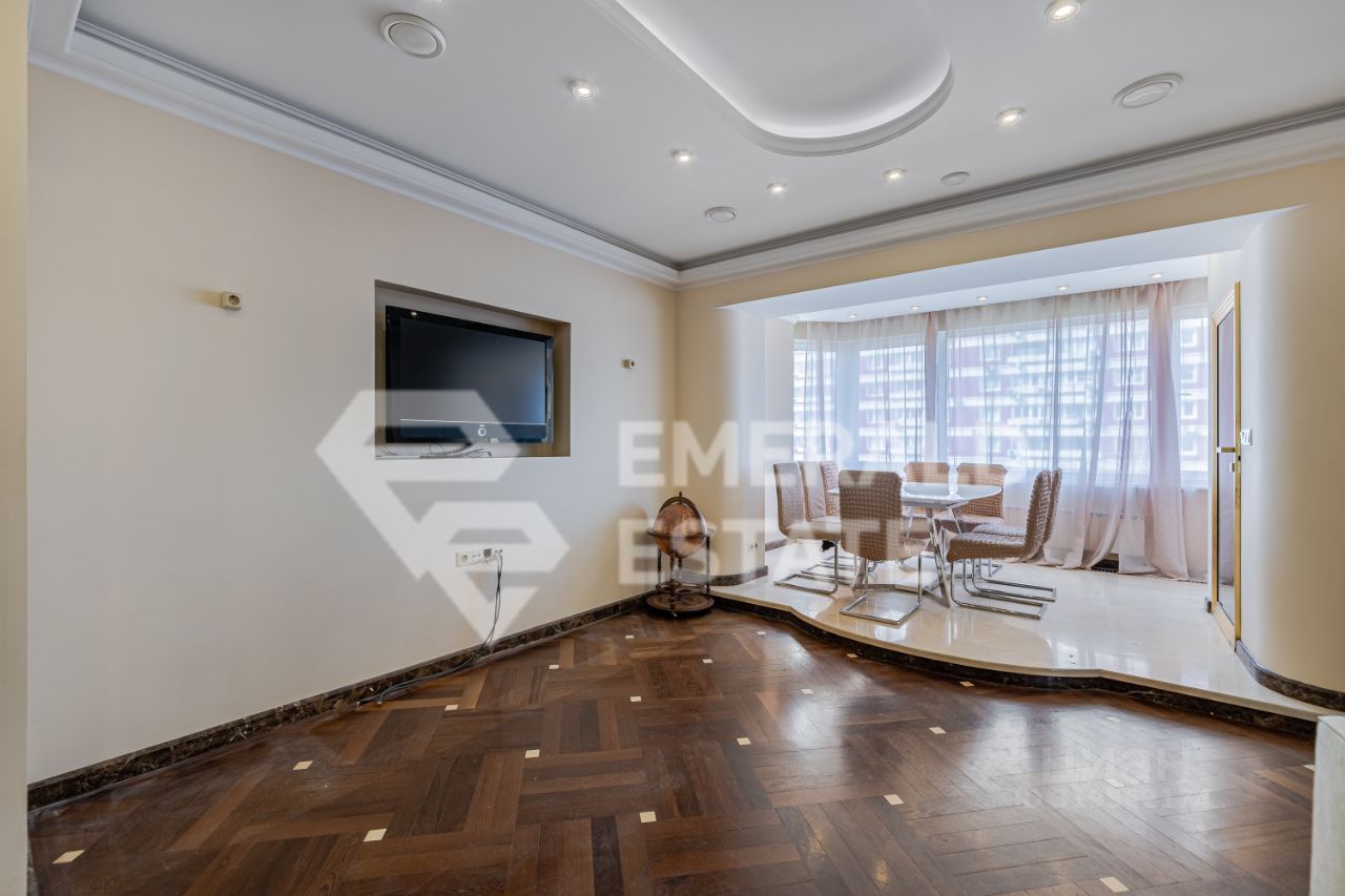 Продажа 4-комн квартиры на вторичном рынке Осенняя улица, 4К2