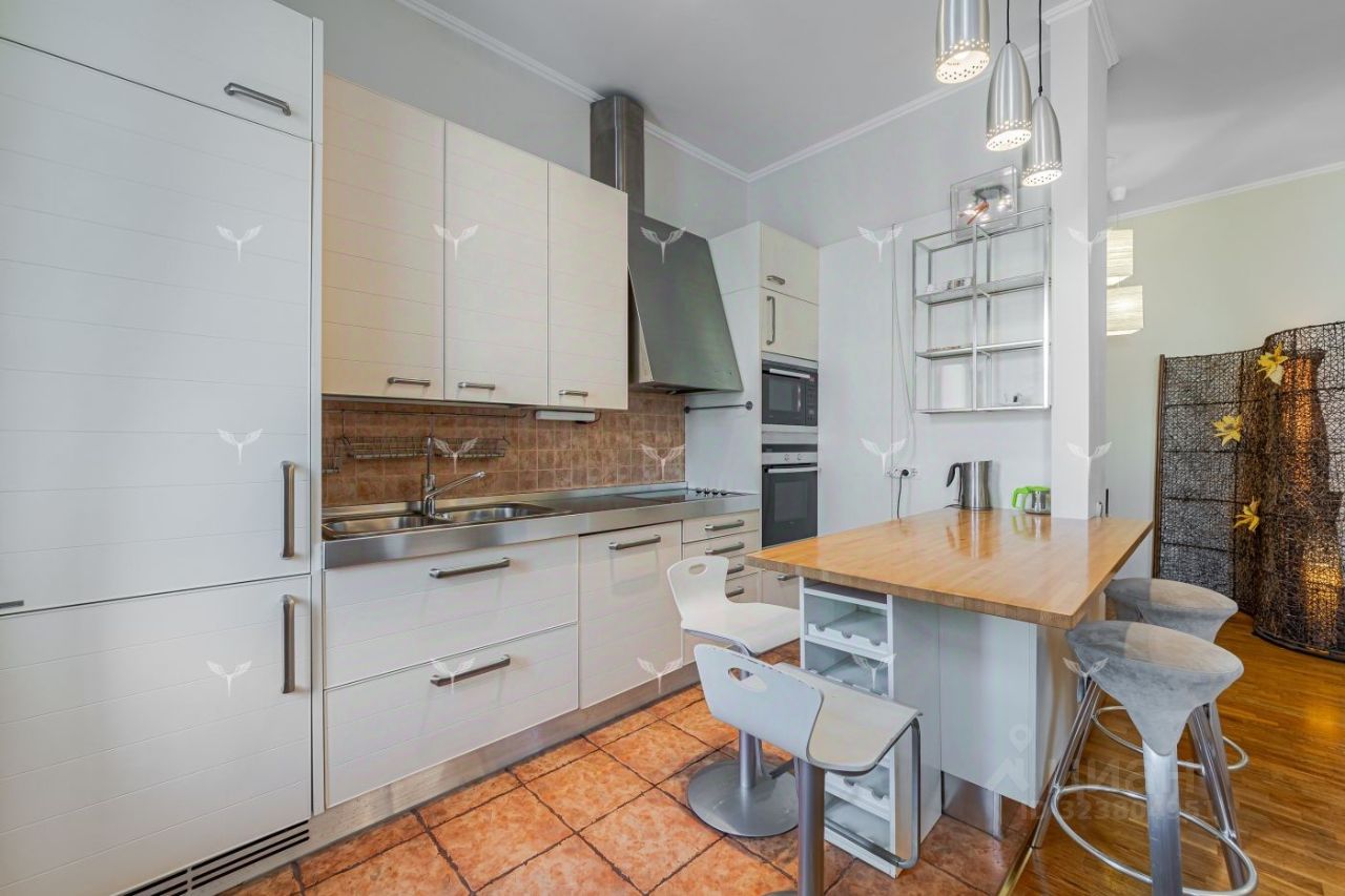 Продажа 3-комн квартиры на вторичном рынке улица Петровка, 28
