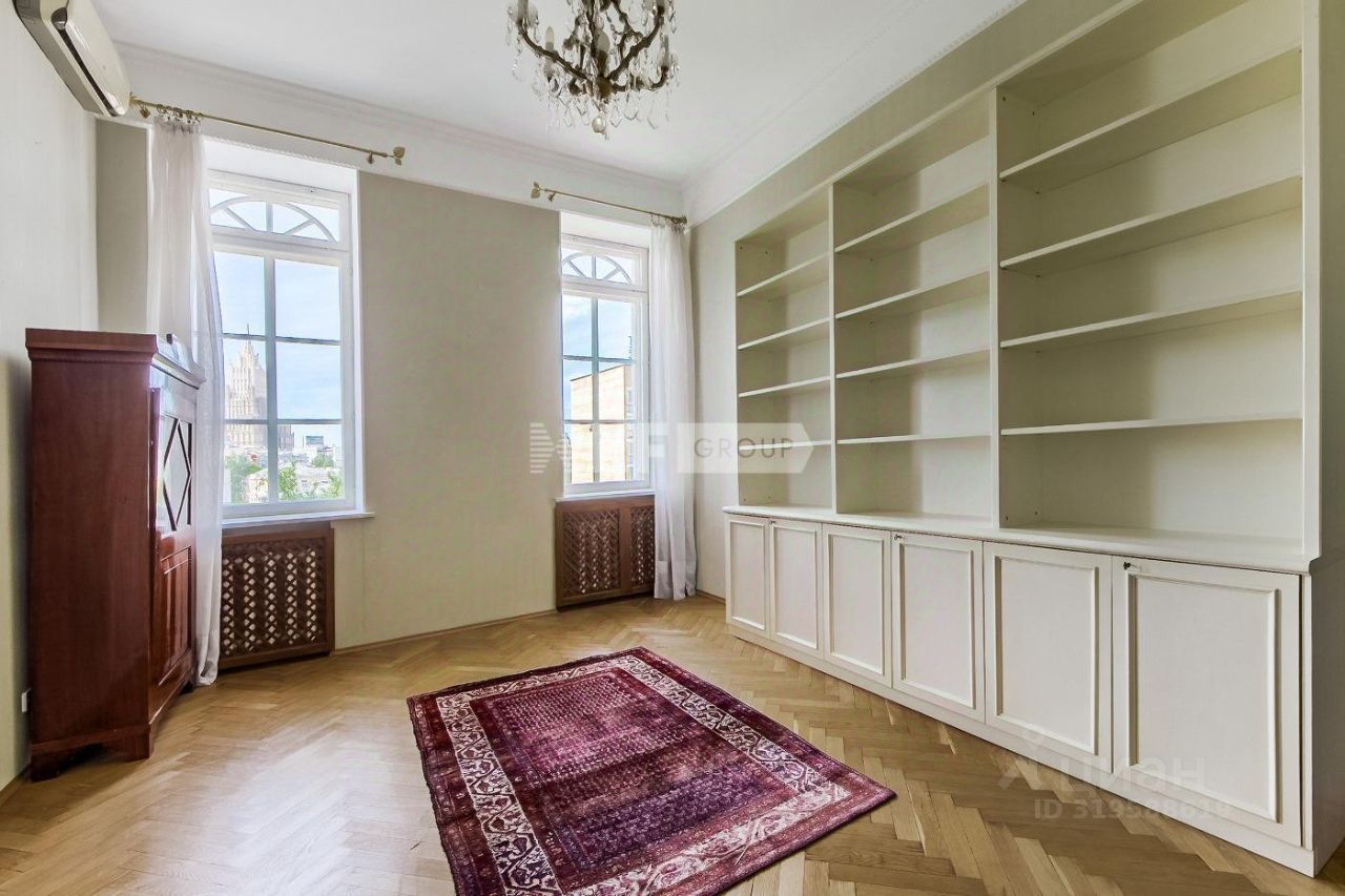 Продажа 3-комн квартиры на вторичном рынке улица Пречистенка, 25
