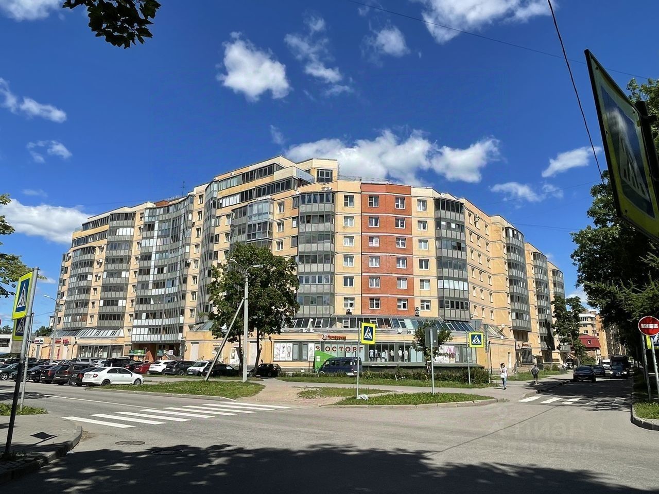 Продажа 3-комн квартиры на вторичном рынке Гатчина, улица Хохлова, 8