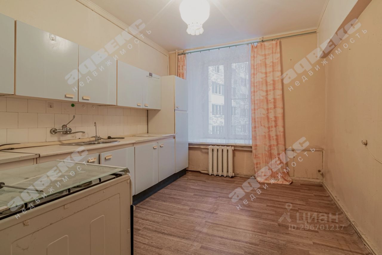 Продажа 3-комн квартиры на вторичном рынке 14-я Васильевского острова линия, 97
