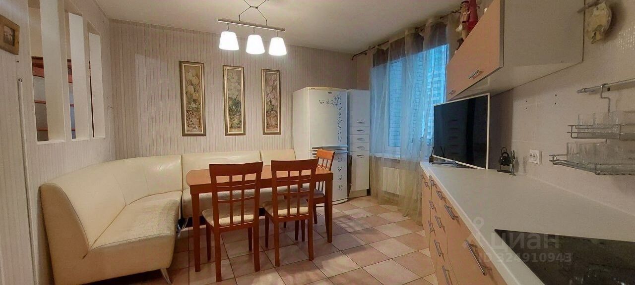 Продажа 3-комн квартиры на вторичном рынке Учительская улица, 19к3