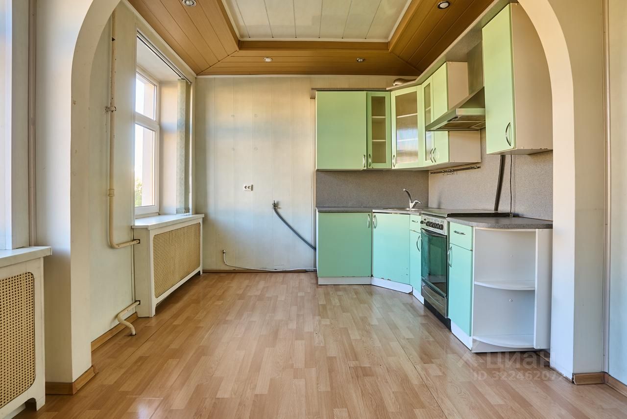 Продажа 2-комн квартиры на вторичном рынке 3-я Васильевского острова линия, 58