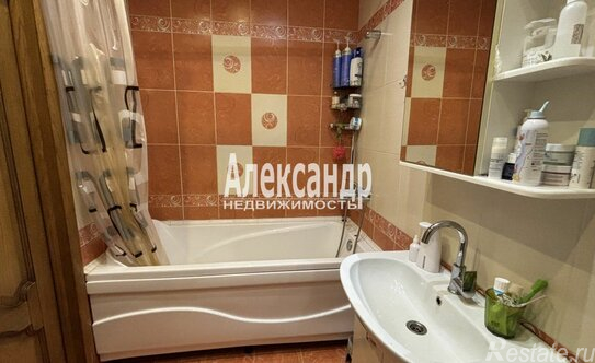 Продажа 2-комн квартиры на вторичном рынке улица Оптиков,  д. 52 к1