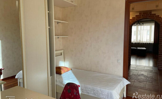 Продажа 4-комн квартиры на вторичном рынке улица Нахимова,  д. 15 литБ