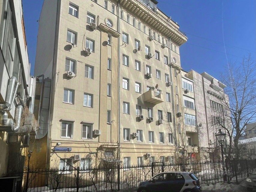 Продажа 4-комн квартиры на вторичном рынке Большой Николопесковский переулок, 12