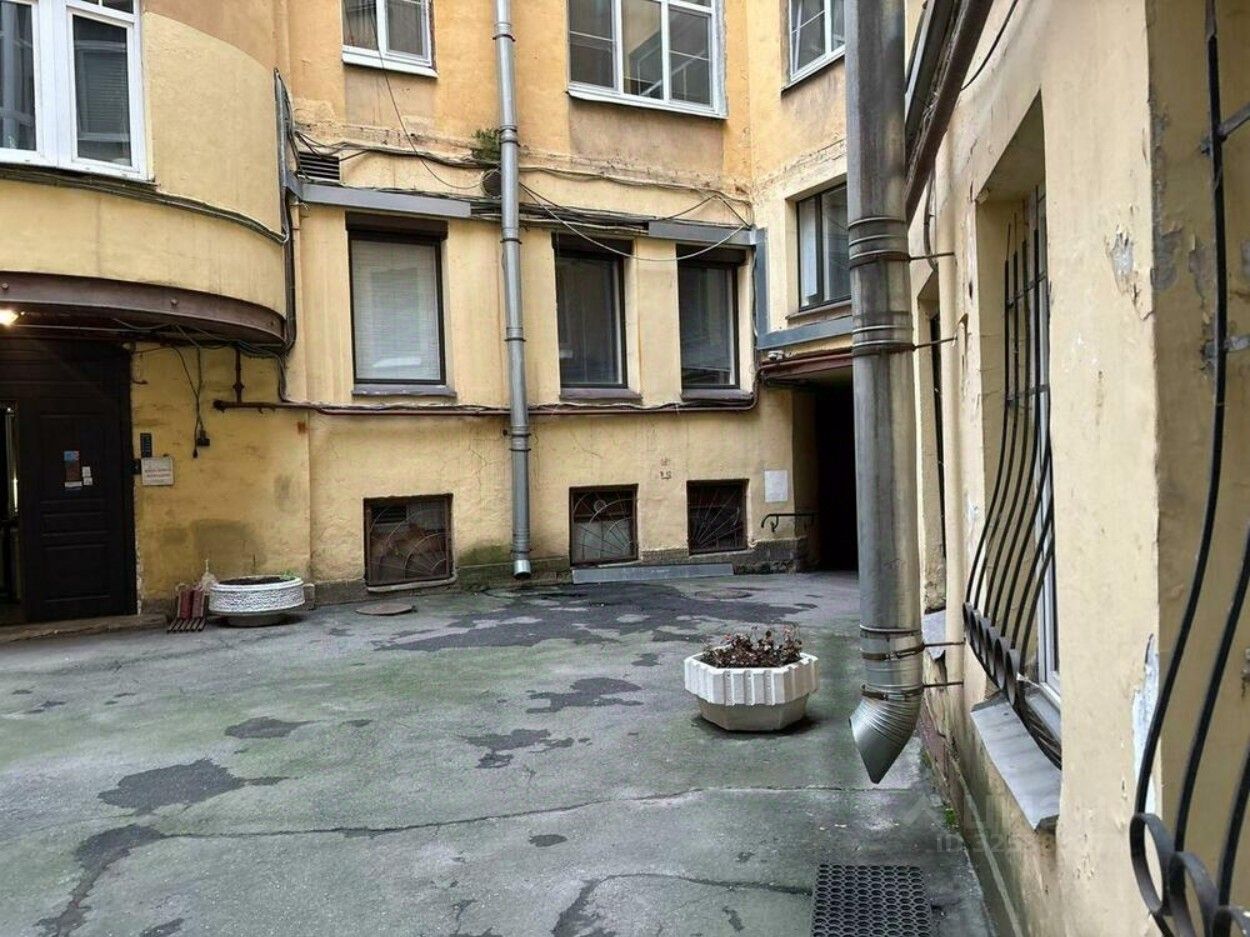 Продажа 4-комн квартиры на вторичном рынке Таврическая улица, 3