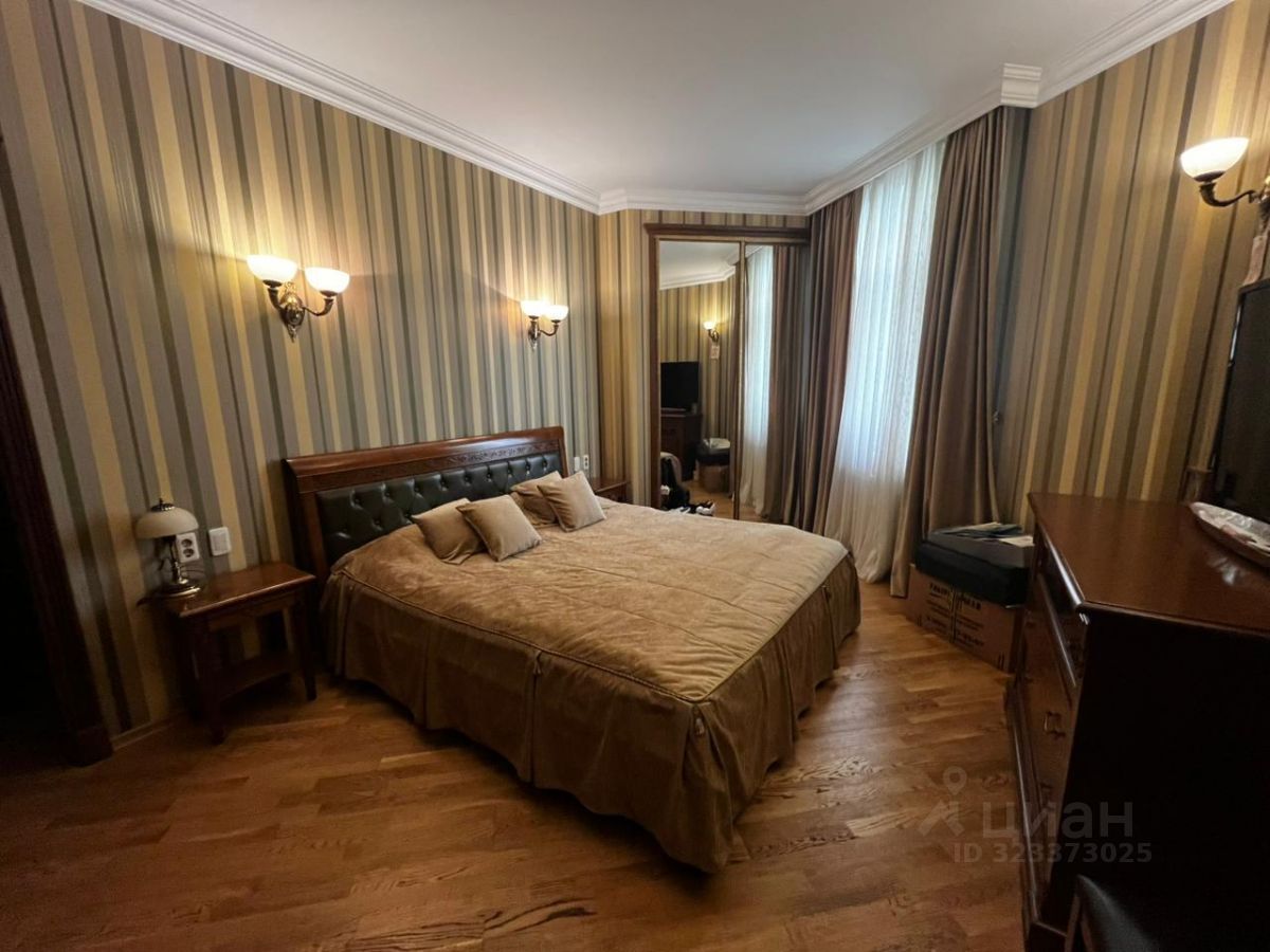 Продажа 4-комн квартиры на вторичном рынке Ломоносовский проспект, 25к1